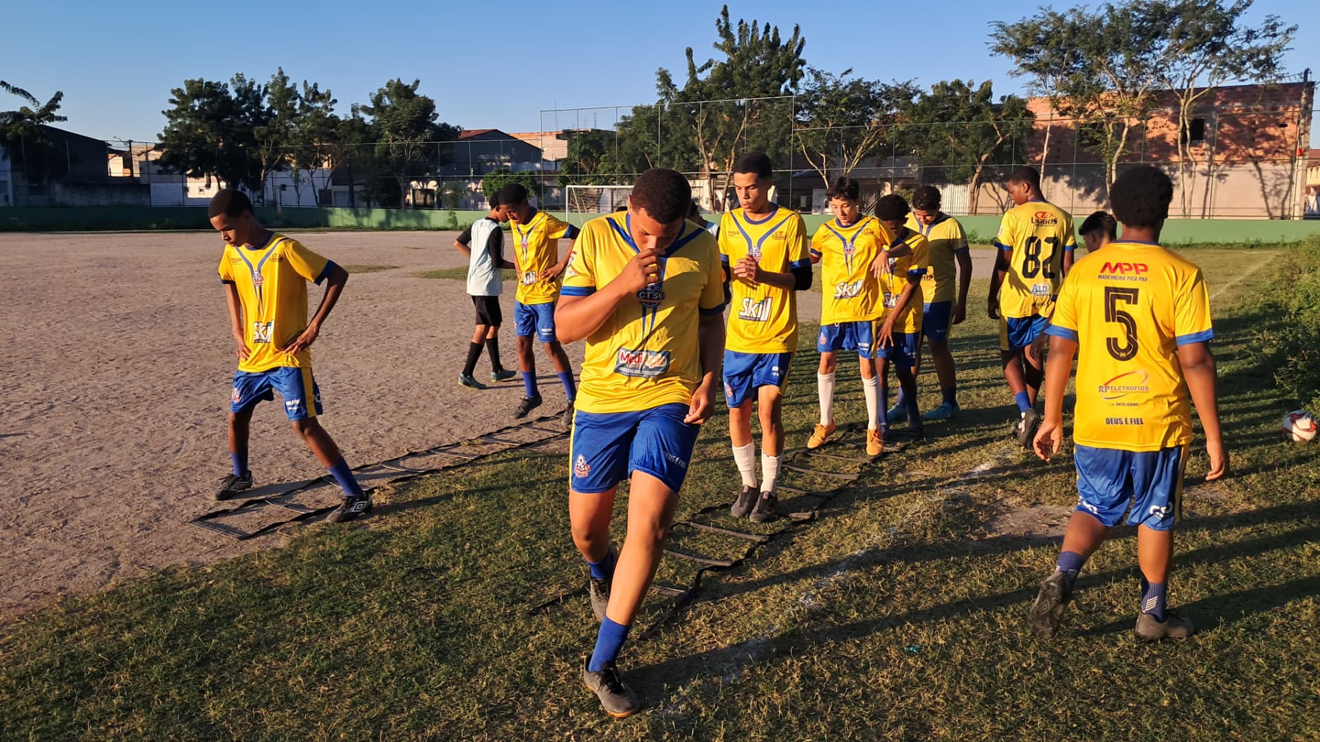Bola no fundo da rede em treino do CTS9